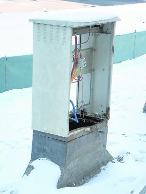 配电箱盖不翼而飞，街头“电老虎”谁来管？